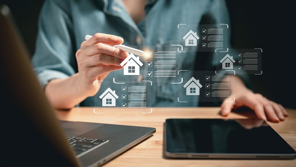 Digitale Veränderung am Immobilienmarkt: Effiziente Online-Immobiliensuche für Wohnungen und Häuser. Digitale Immobiliensuche auf Laptop und Tablet – moderne Immobilienauswahl, Wohnung und Haus online finden.