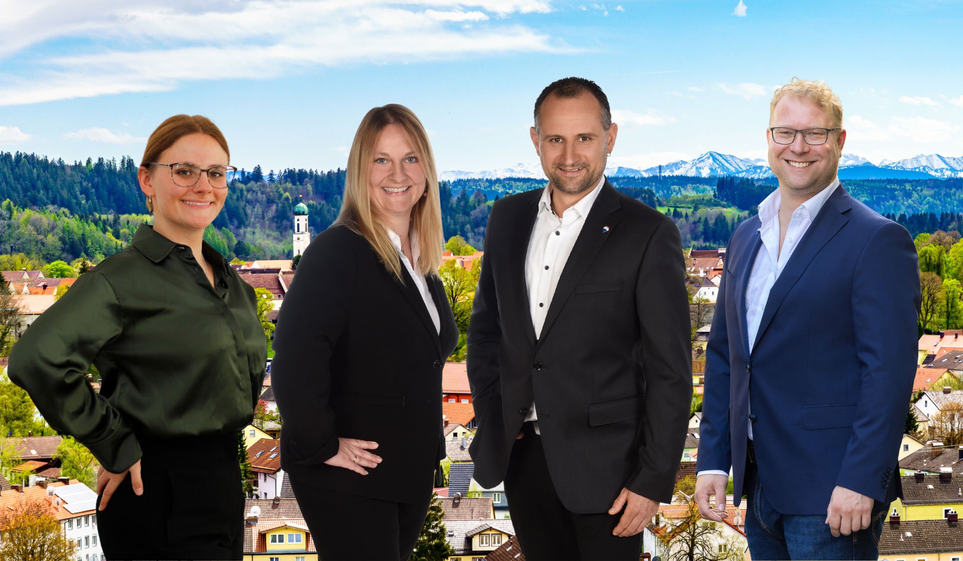 Ihr Stockhausen Immobilienteam Schongau - kompetente Beratung beim Immobilienverkauf und -verkauf in der Region Schongau in Oberbayern Stockhausen Immobilienteam Schongau - vier Immobilienmakerl vor dem Stadtpanorama Schongau mit Alpenblick und Kirchturm
