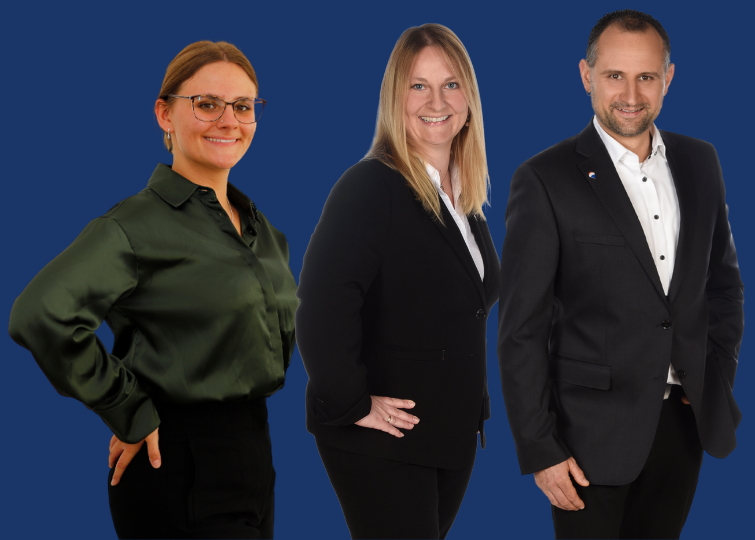 Ihr Stockhausen Immobilienteam in Schongau - persönliche Beratung beim Immobilienverkauf und -kauf Immobilienmaklter Team Stockhausen Immobilien Schongau - drei Makler in professioneller Kleidung vor blauem Hintergrund